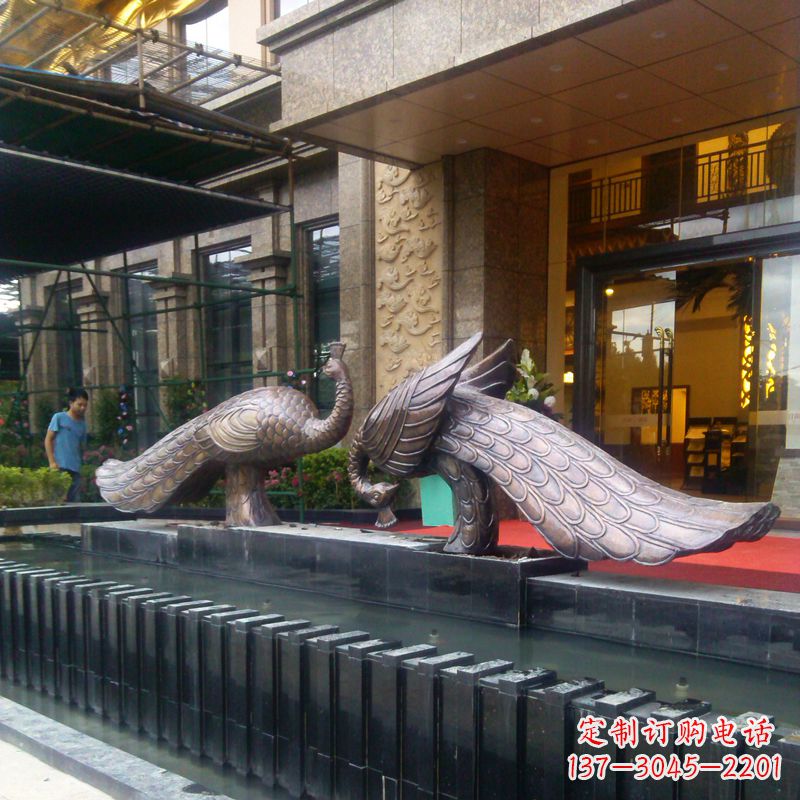 达州宾馆门口铜雕孔雀