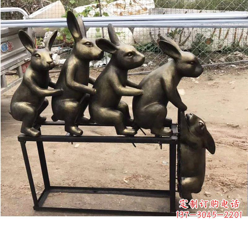 达州玻璃钢兔子雕塑仿铜玩耍的兔子