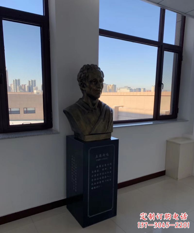达州玻璃钢仿铜的孟德斯鸠头像雕塑