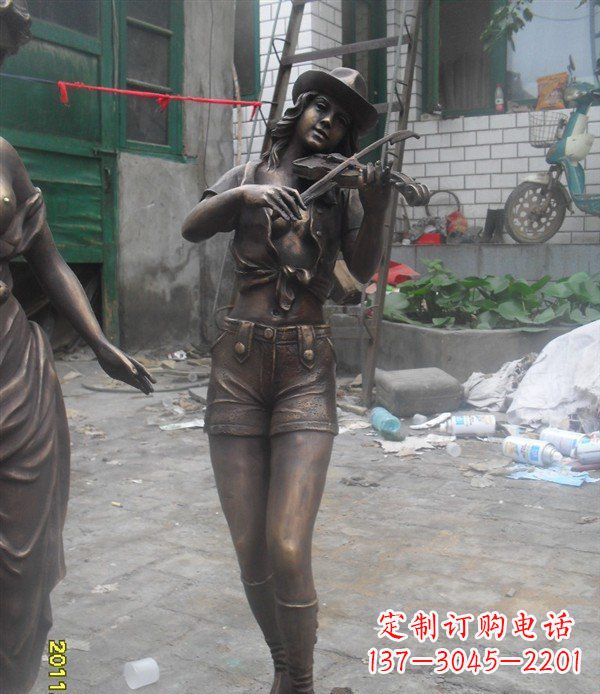 达州玻璃钢美女演奏仿铜人物雕塑
