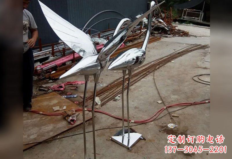 达州不锈钢仙鹤雕塑象征着美丽与和谐