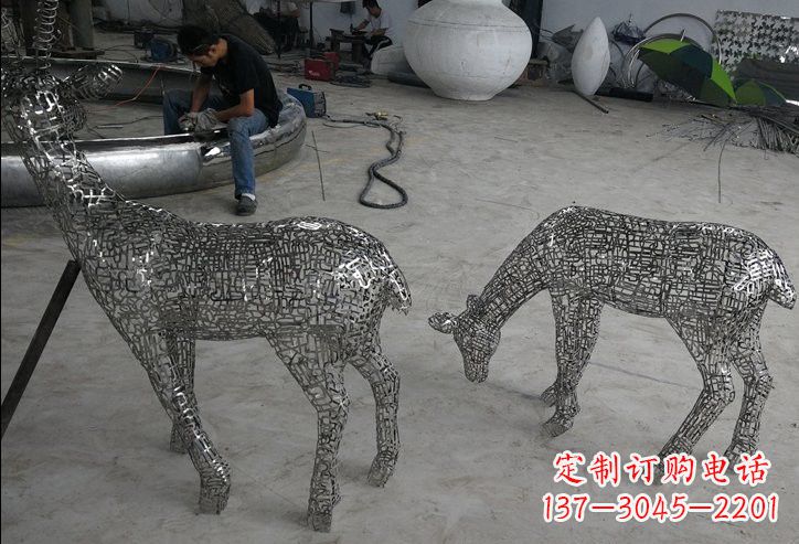 达州不锈钢动物镂空鹿雕塑