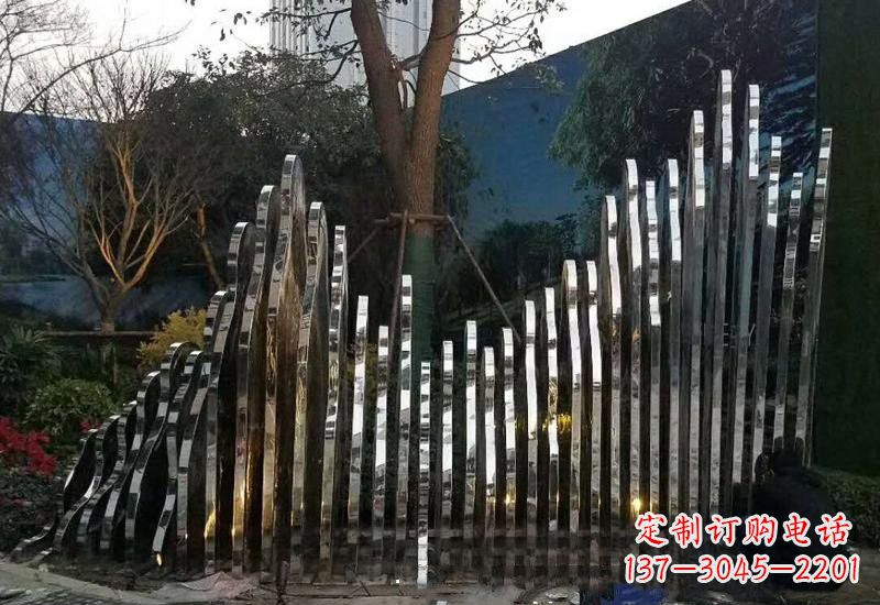 达州不锈钢公园里的假山雕塑