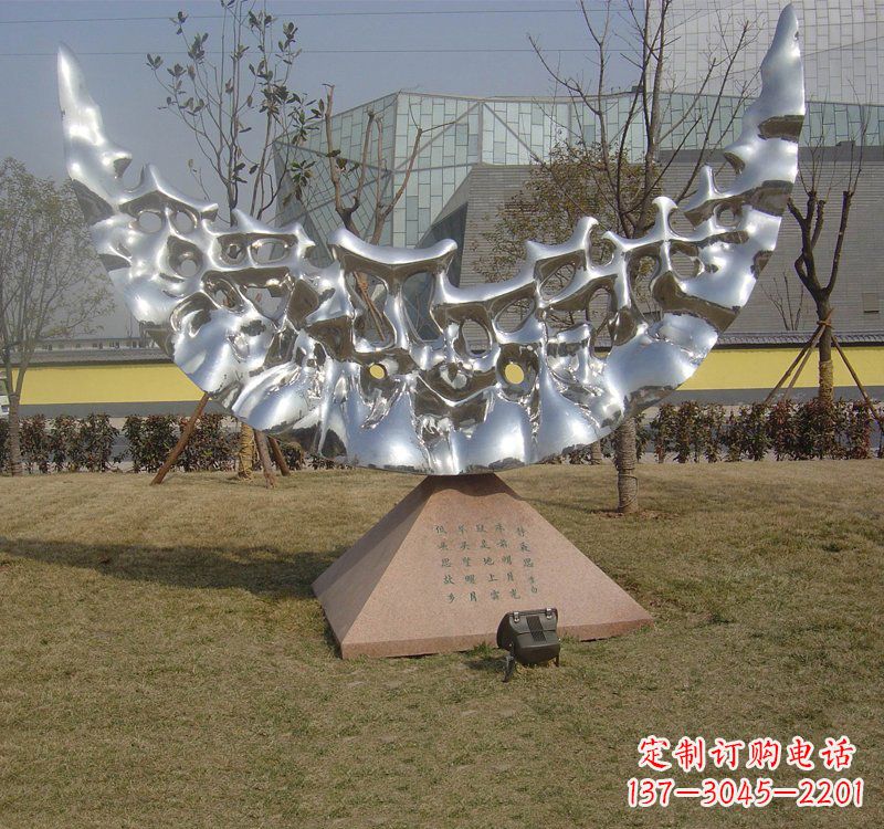 达州不锈钢公园抽象月亮雕塑