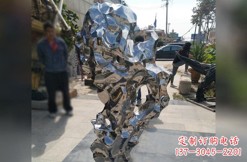 达州太湖石雕塑——点缀不锈钢公园