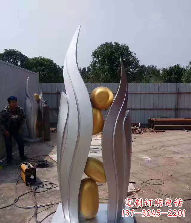 达州不锈钢广场翅膀雕塑象征着自由之翼