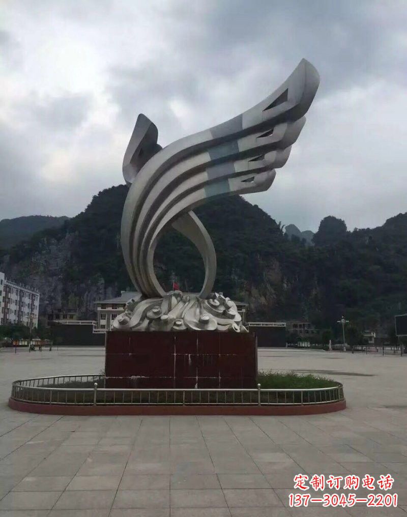 达州翅膀雕塑——环绕不锈钢广场的精美艺术品
