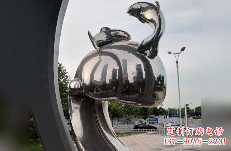 达州海浪下的海鸥雕塑