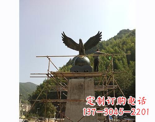 达州不锈钢老鹰踩地球雕塑