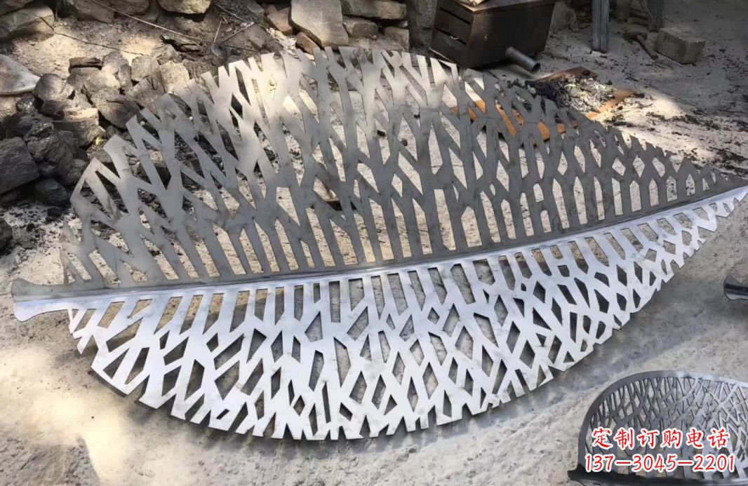 达州不锈钢镂空树叶雕塑112