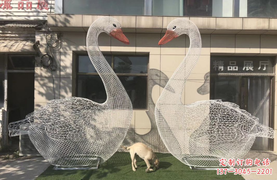 达州不锈钢镂空天鹅雕塑给室外增添美感