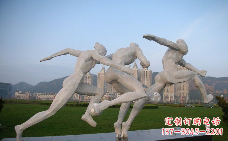 达州足球雕塑给公园景观增色