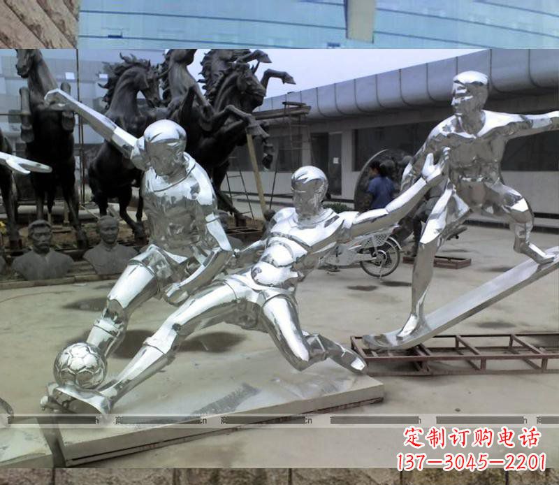 达州玩足球的不锈钢雕塑