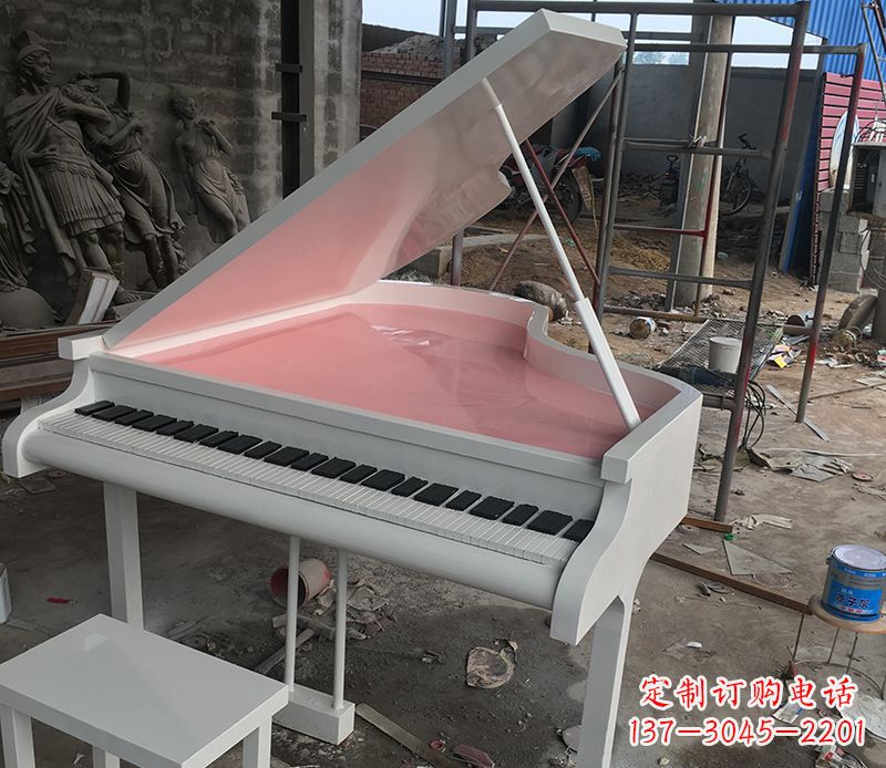 达州校园里的钢琴雕塑