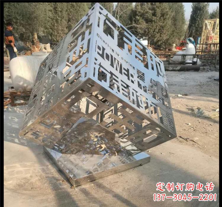 达州不锈钢艺术镂空魔方雕塑给空间带来新的灵感