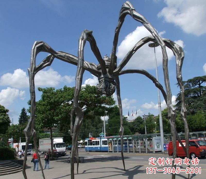 达州蜘蛛侠雕塑点缀不锈钢的景观
