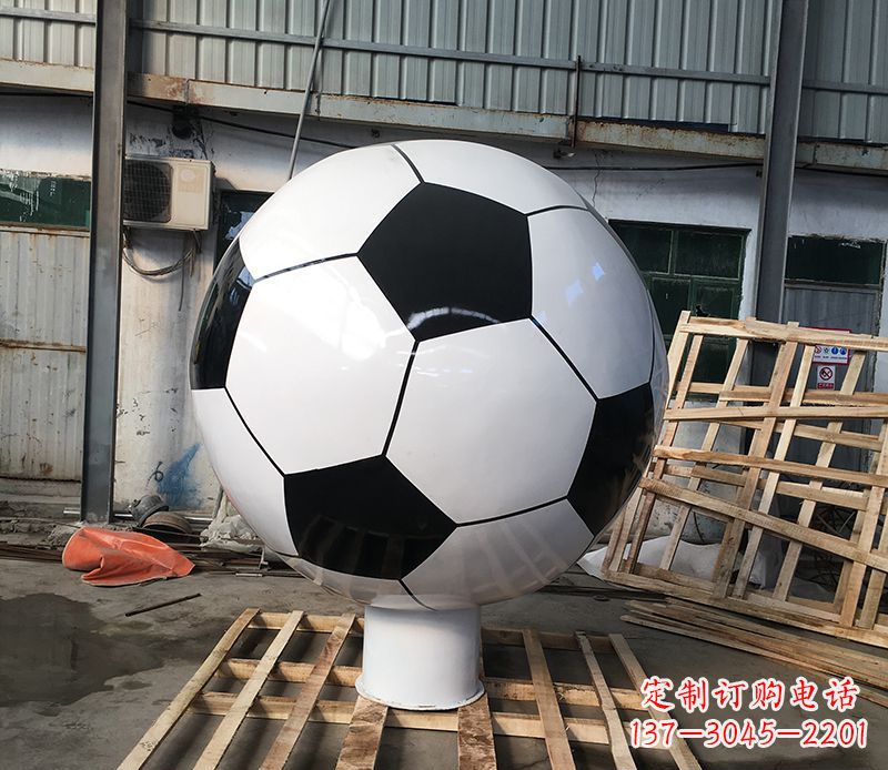 达州激发足球热情的不锈钢足球雕塑