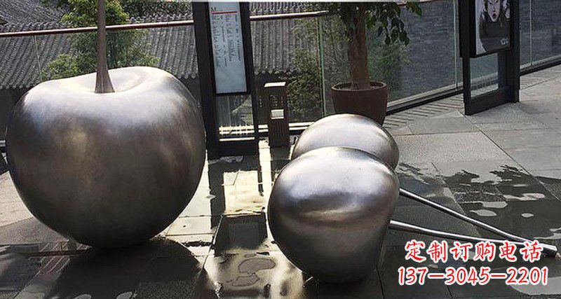 达州樱桃雕塑点缀步行街美丽景观
