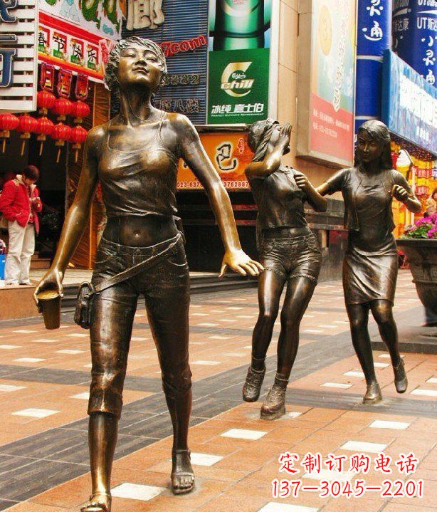 达州步行街逛街的女孩人物铜雕