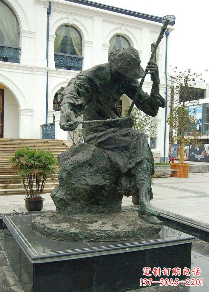 达州节奏轻快的二胡雕塑