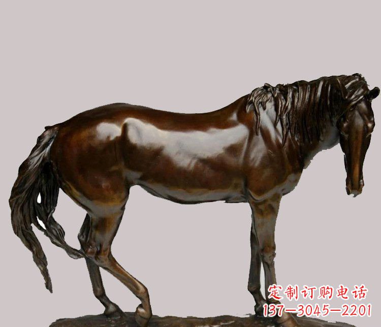 达州草原上的动物雕塑