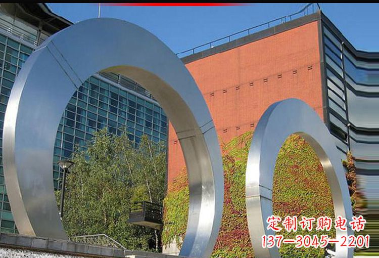 达州城市空间里的不锈钢圆环雕塑