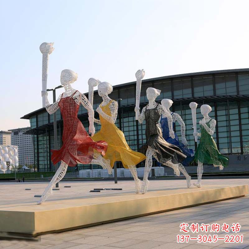 达州城市街道广场持火炬跑步的美女雕塑