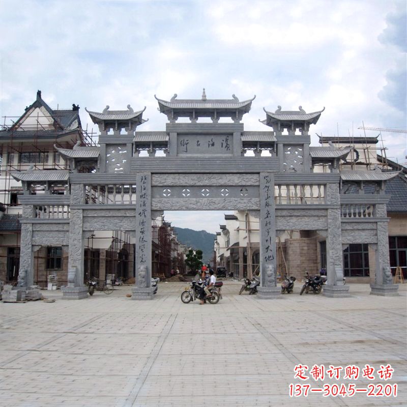 达州城市街道五门石雕牌坊
