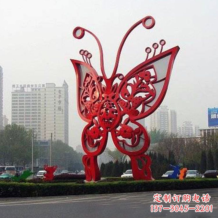 达州绿化带上的大型红色蝴蝶雕塑