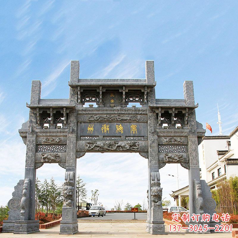 达州城市园林中精美的牌坊雕塑