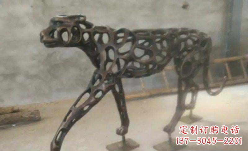 达州珍贵的豹雕塑——金钱豹公园的标志