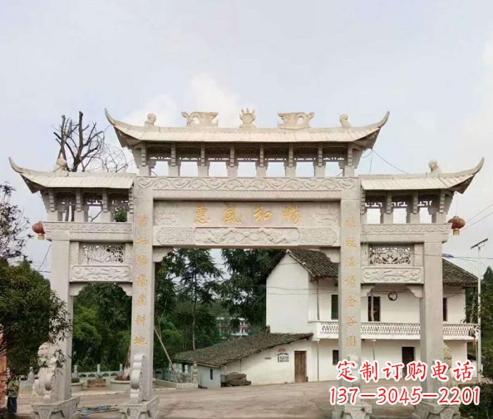达州村口三门石雕牌楼精美的雕塑杰作