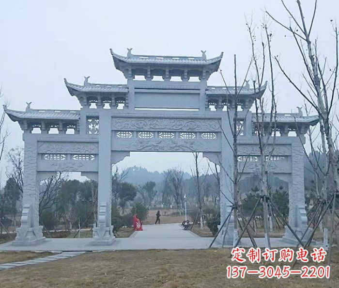 达州村口三门石雕牌楼古朴华丽