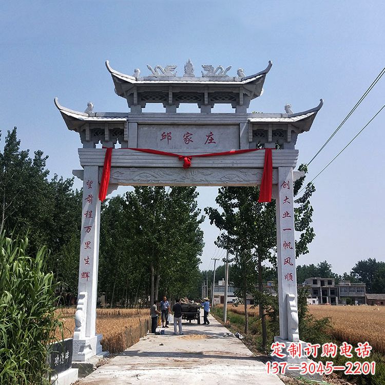 达州古村落中的石牌坊雕塑