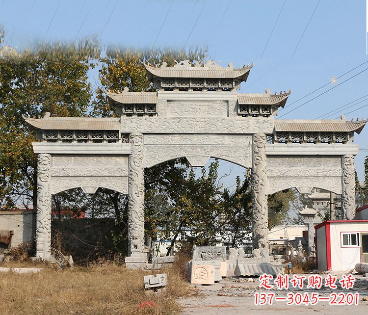 达州村镇门口的石雕牌坊展现精湛工艺