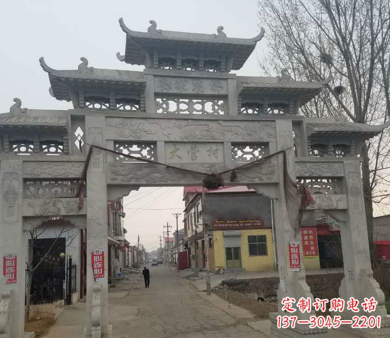 达州村庄三门石牌坊石雕传承古老文化