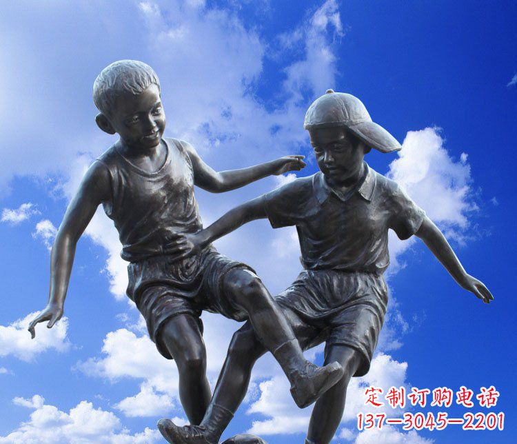 达州儿童踢球校园玻璃钢仿铜景观雕塑
