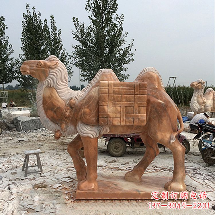 达州负重骆驼石雕晚霞红