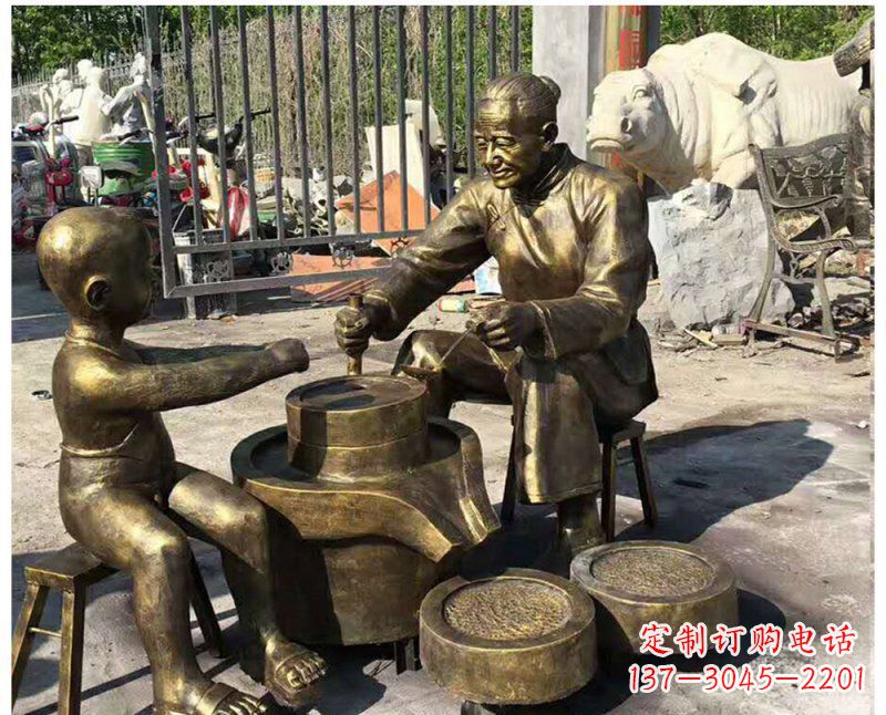 达州传承传统,细节丰富的把老人磨豆浆雕塑