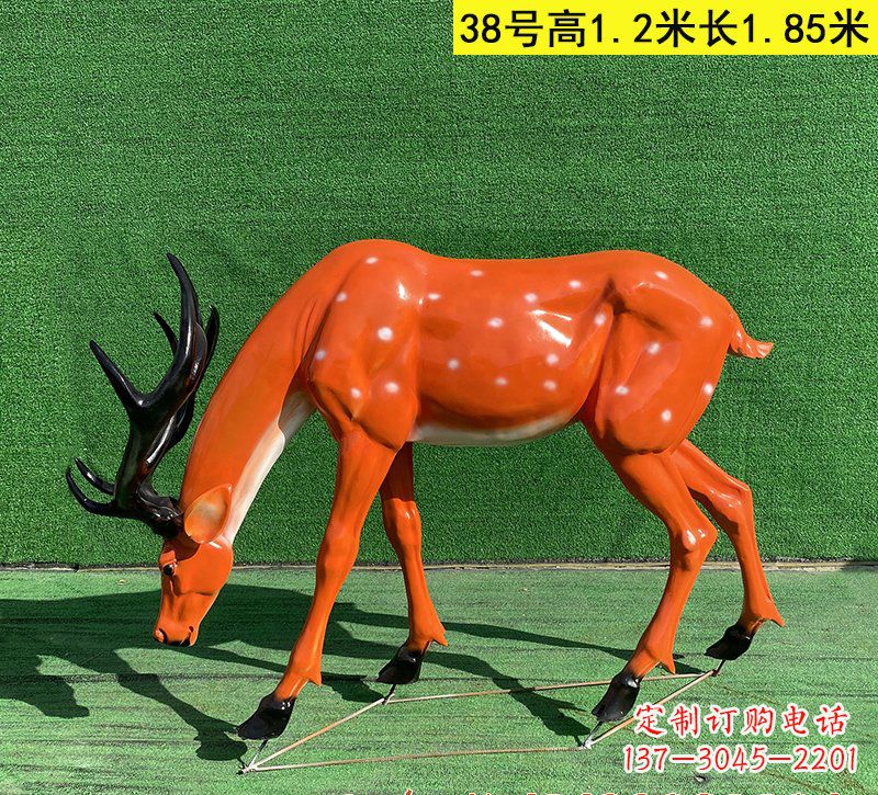达州以玻璃钢精心制作的梅花鹿雕塑