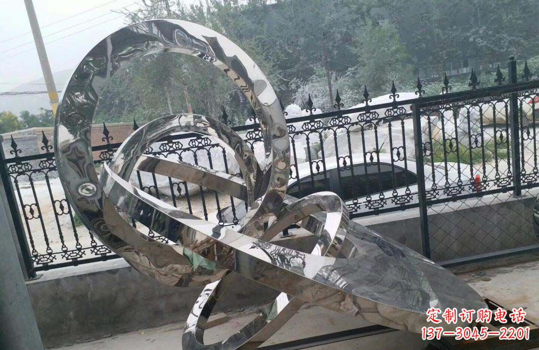 达州宁静湖畔,圆环景观雕塑助公园璀璨