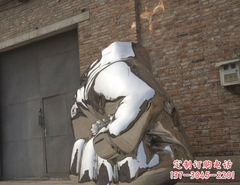 达州冰冷威力,让精神抖动的不锈钢拳头雕塑