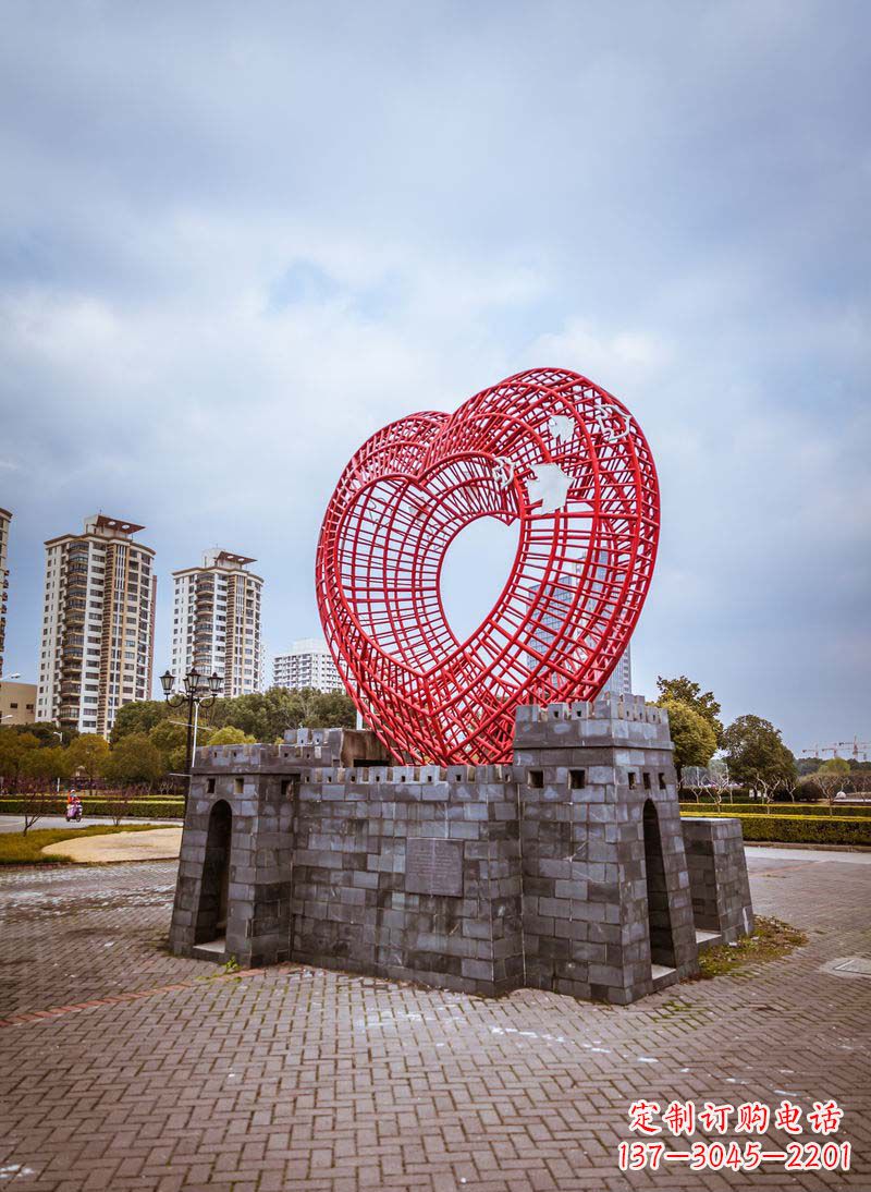 达州拥抱和平的心以心型和平鸽雕塑传递心意