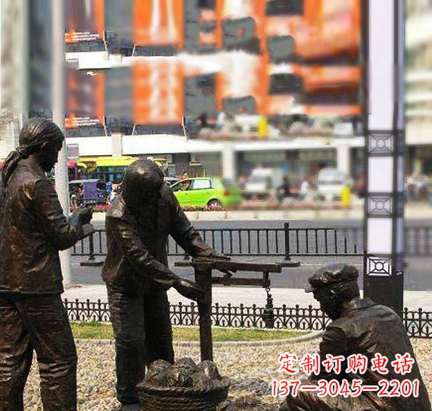 达州公园称白菜的人物小品铜雕