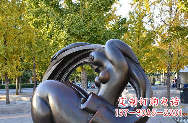 达州公园抽象女性人物铜雕