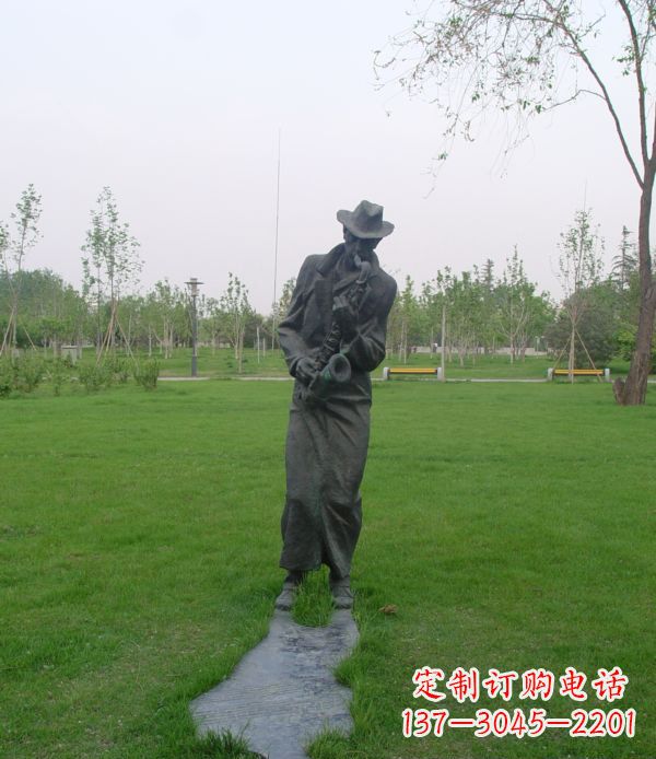 达州公园吹萨克斯人物铜雕