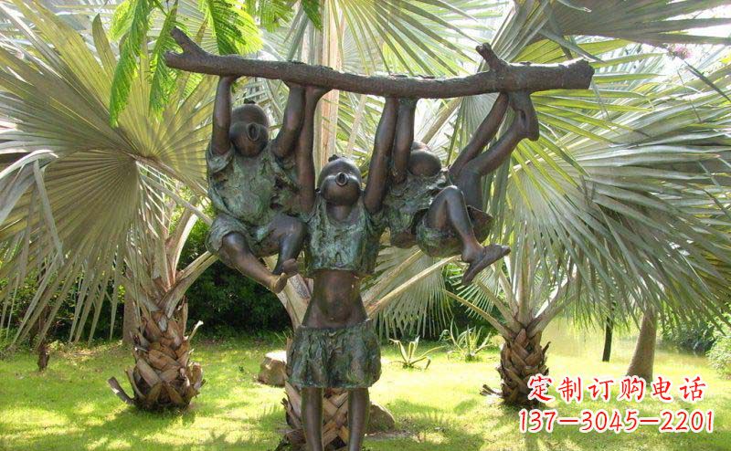达州公园扶着树枝玩耍的儿童小品铜雕