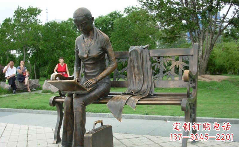 达州公园看电脑的女孩人物铜雕