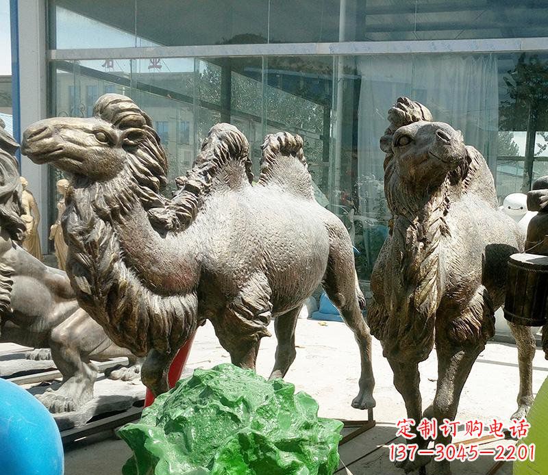 达州公园骆驼动物铜雕 (2)