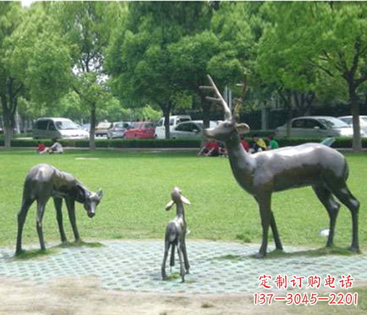 达州梦幻般的雕塑——梅花鹿一家三口铜雕